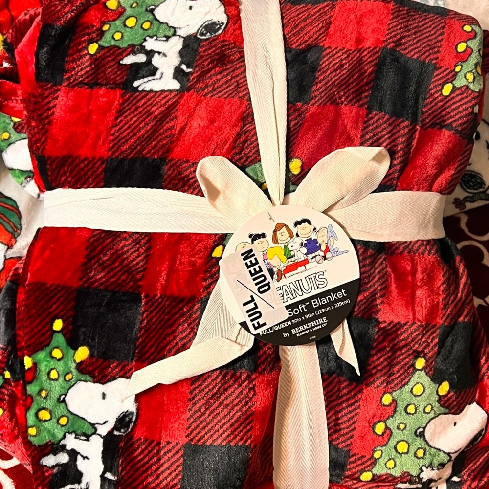 Peanuts Snoopy Christmas Tree Berkshire Blanket VelvetSoft Throw Red Black Plaid